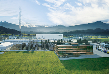 Die EGGER Gruppe mit Stammsitz in St. Johann in Tirol erwirtschaftete im Geschäftsjahr 2019/2020 einen Umsatz von 2,83 Mrd. Euro. © EGGER Holzwerkstoffe